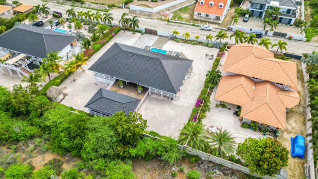 Luxe Villa met Zwembad en Appartement op Vista Royal te Koop