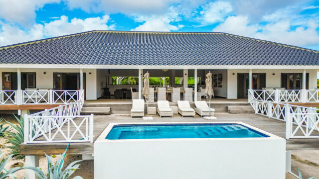 Luxe Villa met Zwembad en Appartement op Vista Royal te Koop