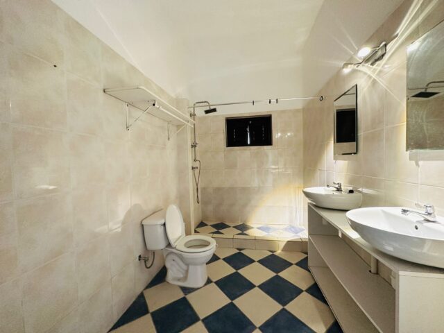 Ruim-2-Slaapkamer-Appartement-te-Jan-Thiel-huur-Badkamer