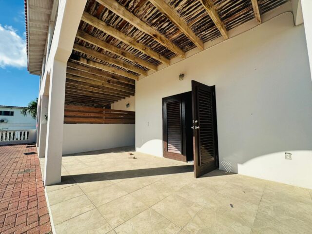 Ruim-2-Slaapkamer-Appartement-te-Jan-Thiel-huur-Entree