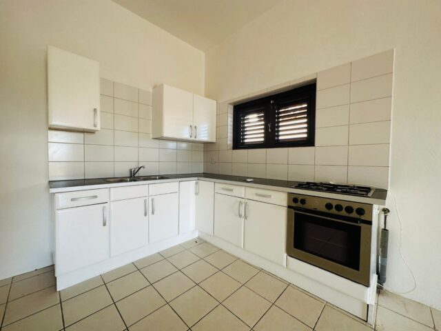 Ruim-2-Slaapkamer-Appartement-te-Jan-Thiel-huur-Keuken