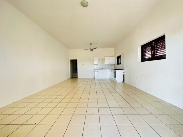 Ruim-2-Slaapkamer-Appartement-te-Jan-Thiel-huur-Woonkamer