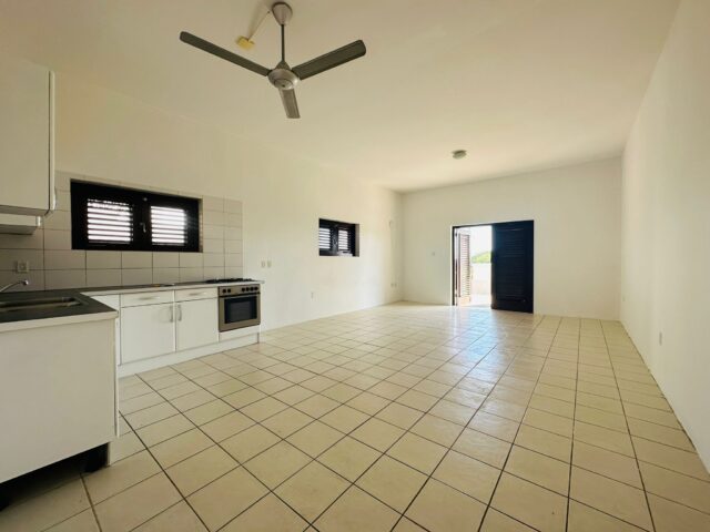 Ruim-2-Slaapkamer-Appartement-te-Jan-Thiel-huur-Woonkamer, Keuken en Entree