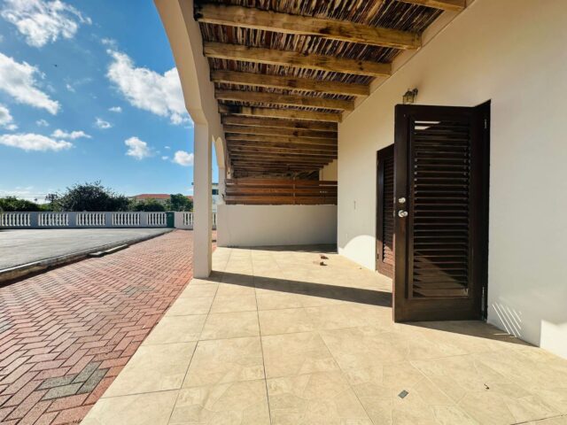 Ruim-2-Slaapkamer-Appartement-te-Jan-Thiel-huur-Zijaanzicht 2