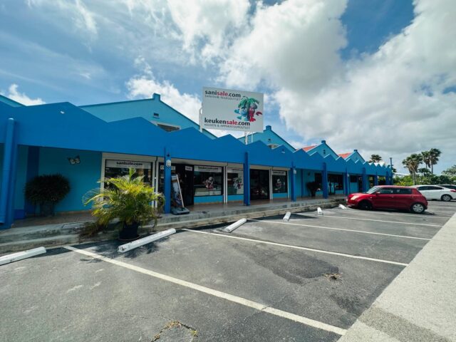 Commerciële unit in Winkelcentrum - Jan Noorduynweg z:n te Groot Piscadera te Koop at 19.33.58