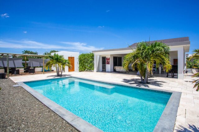 Moderne Villa met Appartementen en Zwembed op Damasco Resort Curacao te Jan Thiel te Koop