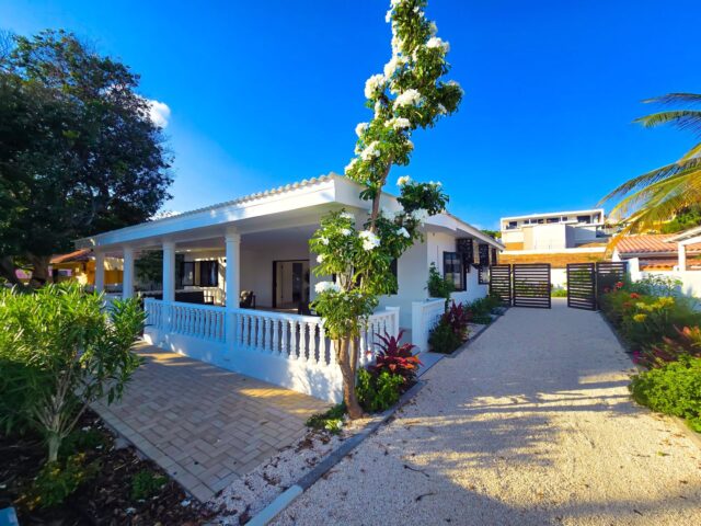 Prachtige Woning om de Hoek van Marie Pompoen Beach Boulevard te Huur (33)