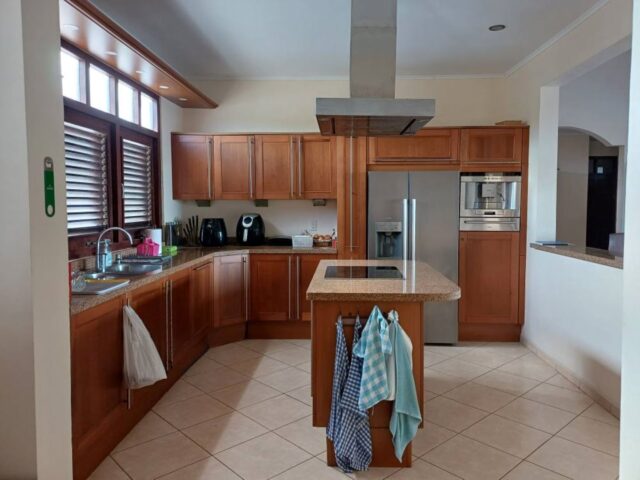 Prachtige Villa met Zeezicht en Zwembad in Grote Berg te Koop (10)