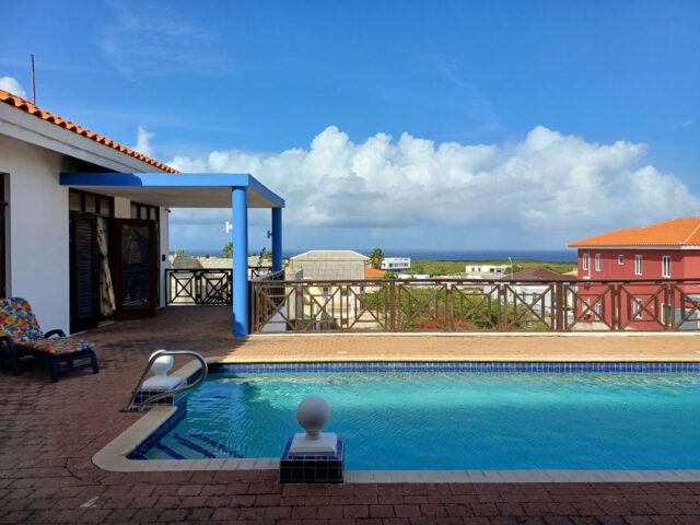 Prachtige Villa met Zeezicht en Zwembad in Grote Berg te Koop (2)