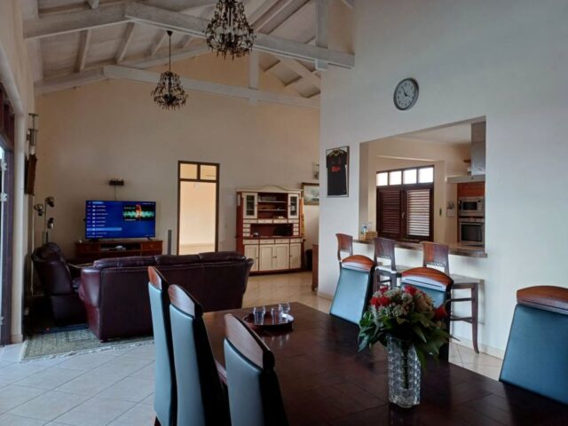 Prachtige Villa met Zeezicht en Zwembad in Grote Berg te Koop (4)