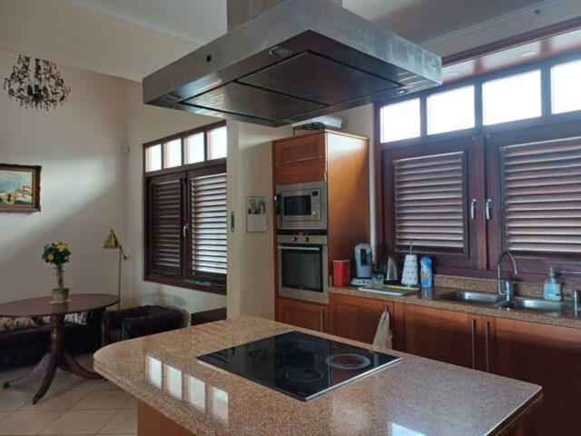 Prachtige Villa met Zeezicht en Zwembad in Grote Berg te Koop (8)