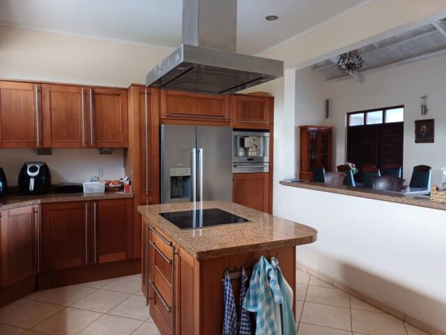 Prachtige Villa met Zeezicht en Zwembad in Grote Berg te Koop (9)