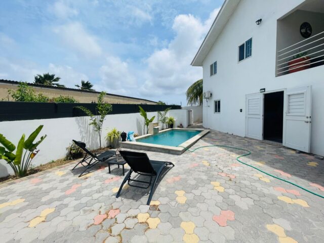 Ruime woning met zwembad (28)