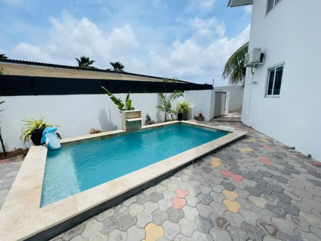 Ruime woning met zwembad (30)