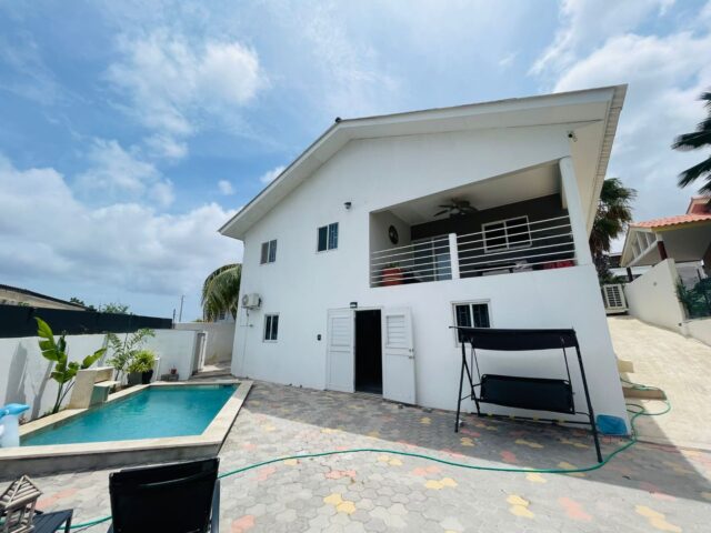 Ruime woning met zwembad (31)