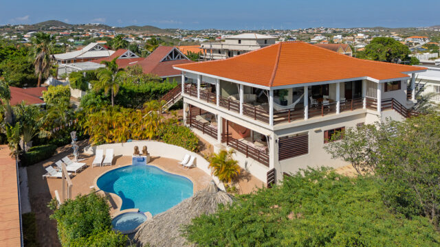 Zijgevel met zwembad