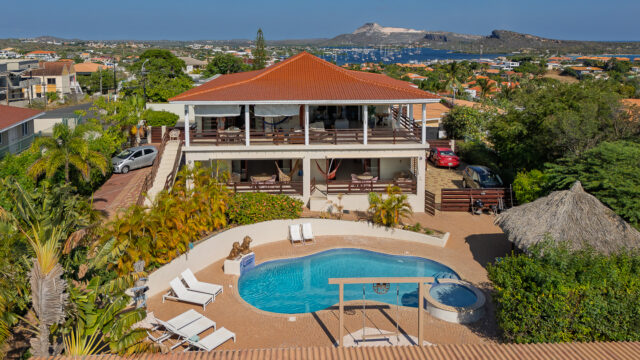 Achtergevel met zwembad