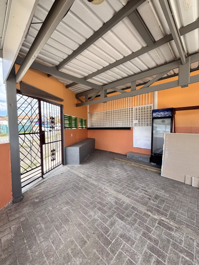 Commerciële ruimte te huur in Brievengat met terras en keukenruimte