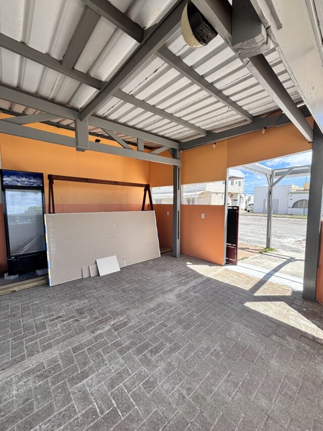 Commerciële ruimte te huur in Brievengat met terras en keukenruimte