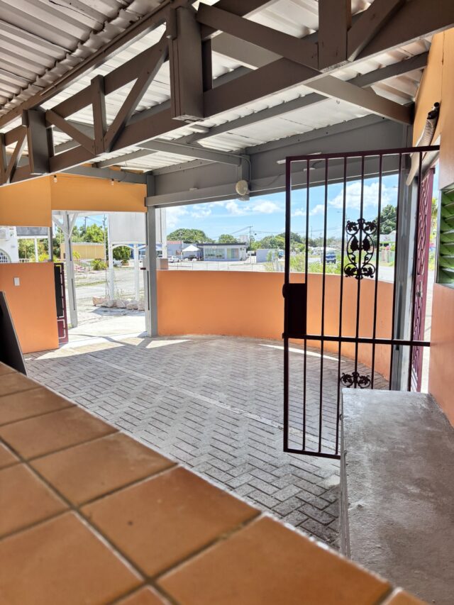 Commerciële ruimte te huur in Brievengat met terras en keukenruimte