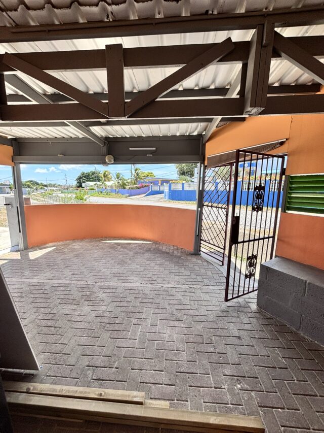 Commerciële ruimte te huur in Brievengat met terras en keukenruimte