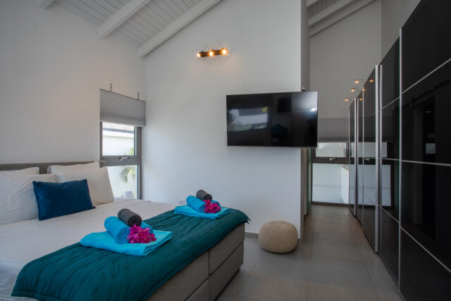 Luxe Villa met Appartement en 2 Zwembaden Vista Royal te Koop00005