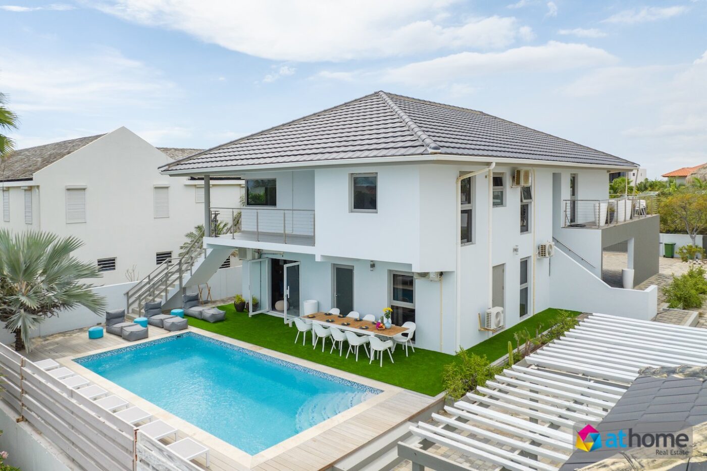 Luxe Leven aan de Caribische Zee: Ontdek deze Exclusieve Villa met Appartement en 2 Zwembaden in Vista Royal, Curaçao