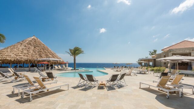 29. Coral Estate - pool at koraal