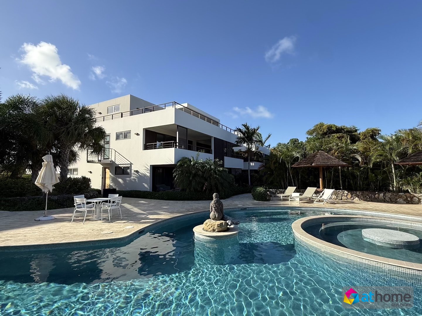 Gemeubileerd Luxe Penthouse in Jan Sofat LUX met Zwembad Te Huur